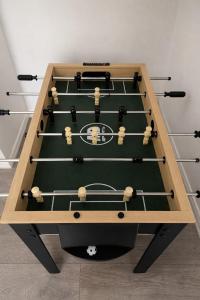 2024 Built Stylish 3BR Cambridge Townhouse with Foosball, Free Parking, WiFi, Full Kitchen, Laundry, 8 Min Drive to African Lion Safari! Perfect for Group Trips & Work Stays!