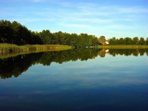 Mobile home in a holiday park with lake access