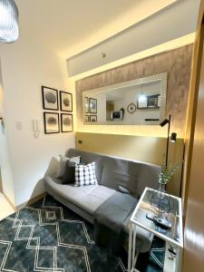 White aesthetic Lush in Makati l Wifi & Netflix I LUSH 1912