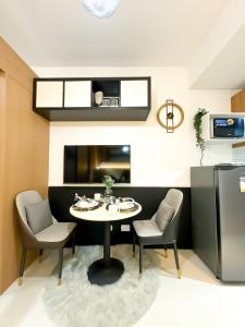 White aesthetic Lush in Makati l Wifi & Netflix I LUSH 1912