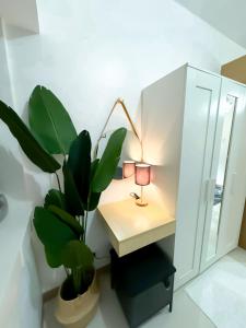 White aesthetic Lush in Makati l Wifi & Netflix I LUSH 1912