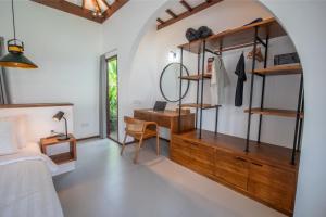 Mawar Putih Studio with private Pool in Selong Belanak