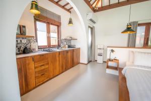 Mawar Putih Studio with private Pool in Selong Belanak