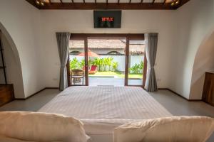 Mawar Putih Studio with private Pool in Selong Belanak