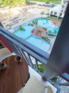 Mactan Cebu Cozy Relaxing Studio with Pool View Balcony