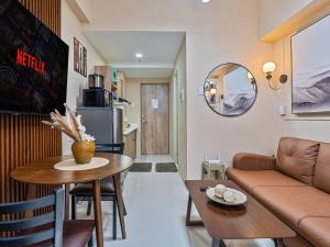 Mactan Cebu Cozy Relaxing Studio with Pool View Balcony
