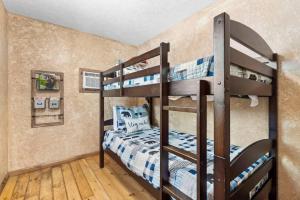 Family Adventure Cabin at the Lake –Walk to Marina