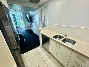 Modern 3 Bedroom Apartment near Tram