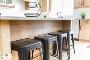 4BDRM Stylish Modern Home - AC - Patio with BBQ and Firepit