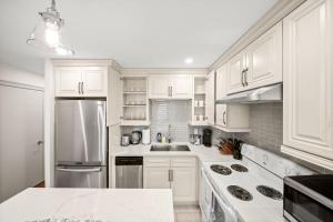 Modern Queen West Apt Free Parking Sleeps 6