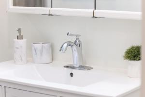 Modern Queen West Apt Free Parking Sleeps 6