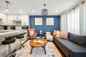 Modern Queen West Apt Free Parking Sleeps 6