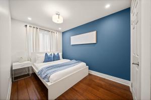Modern Queen West Apt Free Parking Sleeps 6