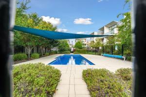 Tranquil 1-Bed Apartment with Courtyard Pool BBQ
