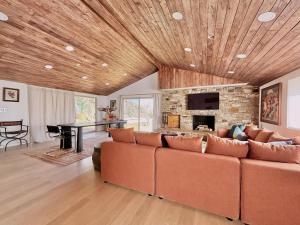 Private Joshua Tree Oasis with Pool & Hot Tub