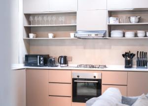 Free housekeeping visits during your stay - StayShort - Spacious 2BR in Dubai Marina with Huge Balcony