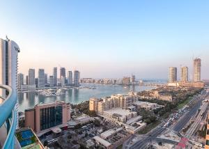 Free housekeeping visits during your stay - StayShort - Spacious 2BR in Dubai Marina with Huge Balcony