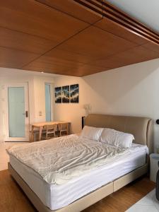 Pure Sunset Beach - Studio with Green Balcony