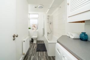 Cozy Apartments with Parking & Wifi near Tottenham Hotspur Stadium, Tube Station with Direct Tube Services To London Heathrow Airports