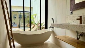 Modern 1BR Pool View Walk to Beach Central Legian