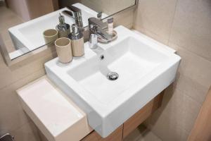 Free housekeeping visits during your stay - StayShort - Stylish Studio Retreat in Meydan for 2