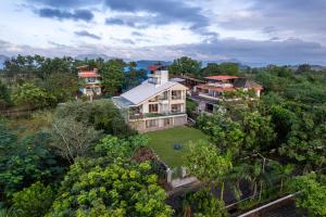 Gauri Villa by ELIVAAS With Pool, Lounge, Garden & Bathtub With 360 Panoramic Hill Views Near Waterfalls