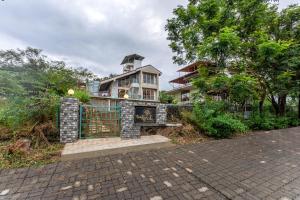 Gauri Villa by ELIVAAS With Pool, Lounge, Garden & Bathtub With 360 Panoramic Hill Views Near Waterfalls