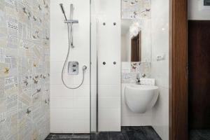 Two-level Apartment with Air Conditioning and Workspace close to the City Center by Noclegi Renters