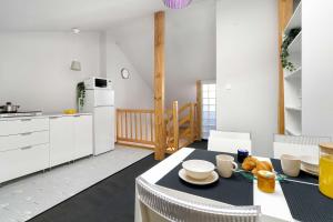 Two-level Apartment with Air Conditioning and Workspace close to the City Center by Noclegi Renters