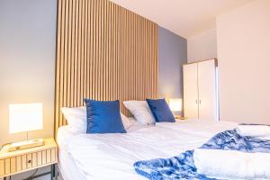 9-min to City Center 1BR &1LR Apt with Balcony