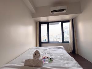 SkyExecutive Suite at Air Residences Makati Wifi Netflix I AIR 5157