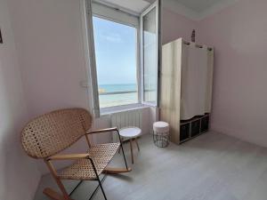 Évasion vue mer pontons du D-Day, quai Arromanches