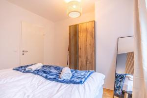 9-min to City Center 1BR &1LR Apt with Balcony