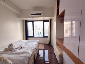 SkyExecutive Suite at Air Residences Makati Wifi Netflix I AIR 5157