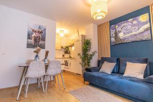 9-min to City Center 1BR &1LR Apt with Balcony