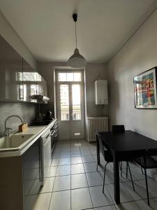 Appartement de charme en plein centre ville avec spacieux garage privé