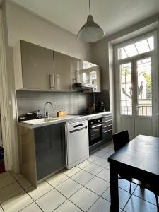 Appartement de charme en plein centre ville avec spacieux garage privé