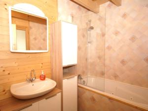 Chalets Peaceful Chalet in Beaulieu with Whirlpool : photos des chambres