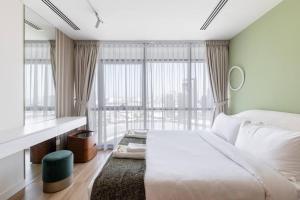 Elegant 1BR Apartment Spirit Tower DSC