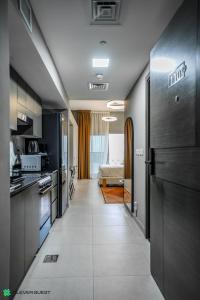 Clever Guest 033 Bella Rose