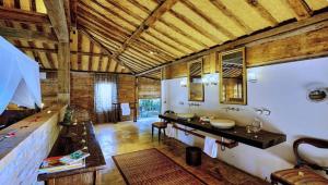 Wahyu wonderful 4Bd villa with huge garden and large pool