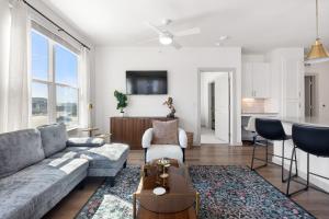 Bright Spacious 2BR 2BA Open Layout