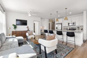 Bright Spacious 2BR 2BA Open Layout