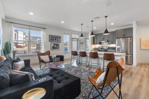 Stylish Ground Floor 2BR 2BA with Private Patio