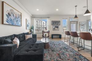 Stylish Ground Floor 2BR 2BA with Private Patio