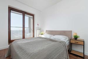 Comfortable Apartment with Parking and Balcony Next to Metro in Warsaw by Noclegi Renters