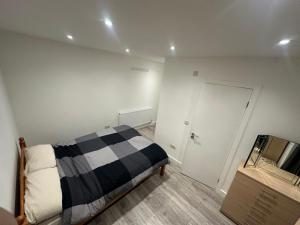 nice apartment close to central with garden