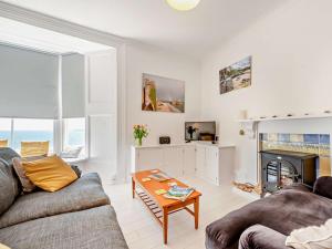 2 Bed in Tenby oc-fb175