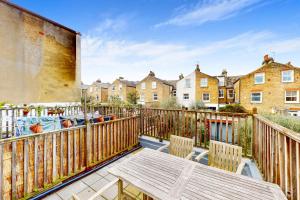 Chic 2BR London Flat with Patio Near Clapham Station