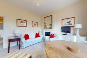Chic 2BR London Flat with Terrace Near Clapham Junction